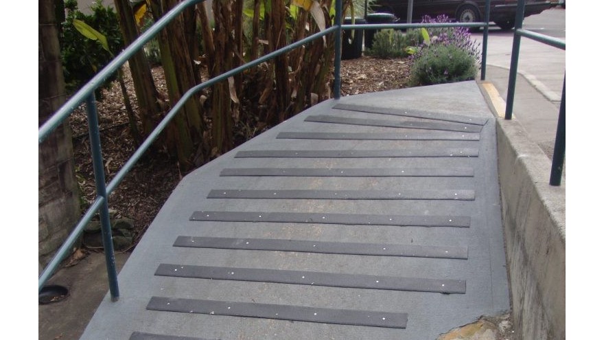 人行斜道防滑條，安全行走每一步的保障！